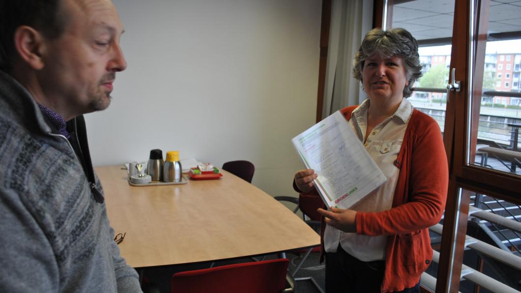 Luc Vandezande overhandigt petitie Trekdijk aan Saskia Szarafinski Luc Vandezande overhandigt petitie Trekdijk aan Saskia Szarafinski